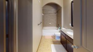 Woodlands-Lodge-Apartments-One-Bedroom-Apartment-Cypress-Bathroom